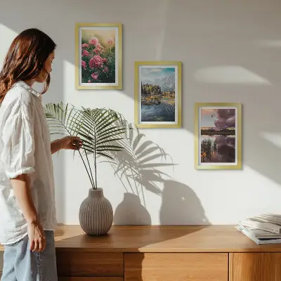 Conjunto de quadros decorativos com imagens de flores no jardim, montanhas e superfície da água