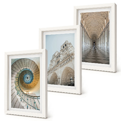 Conjunto de 3 quadros decorativos A escadaria em espiral da catedral, a vista da fachada do edifício e um corredor revestido de azulejos.