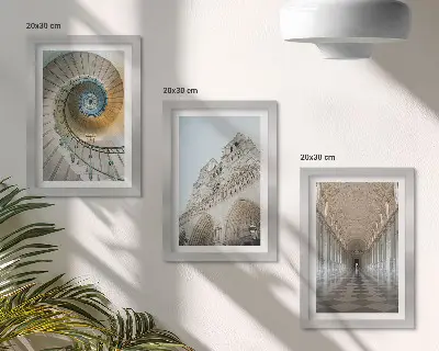 Conjunto de 3 quadros decorativos com a escadaria em espiral da catedral, a fachada do edifício e um corredor de azulejos