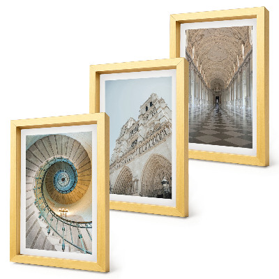 Conjunto de 3 quadros decorativos A escadaria em espiral da catedral, a vista da fachada do edifício e um corredor revestido de azulejos.