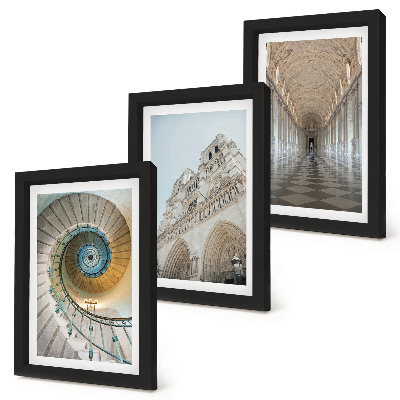 Conjunto de 3 quadros decorativos A escadaria em espiral da catedral, a vista da fachada do edifício e um corredor revestido de azulejos.
