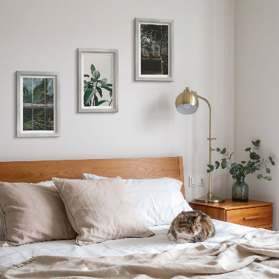 Tríptico com moldura Folhas verdes na janela e plantas dentro de casa.