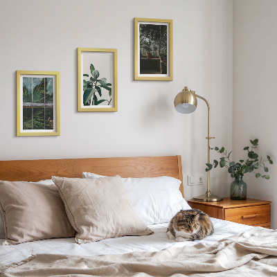 Tríptico com moldura Folhas verdes na janela e plantas dentro de casa.