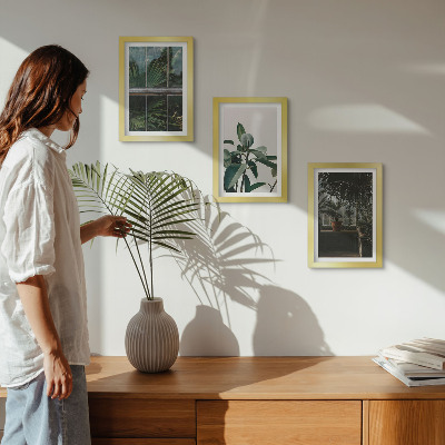 Tríptico com moldura Folhas verdes na janela e plantas dentro de casa.