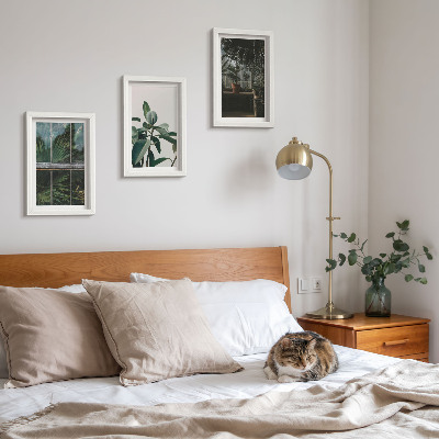 Tríptico com moldura Folhas verdes na janela e plantas dentro de casa.