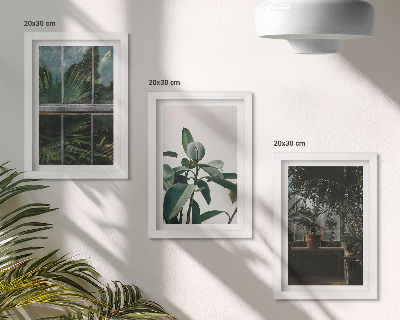 Tríptico com moldura Folhas verdes na janela e plantas dentro de casa.