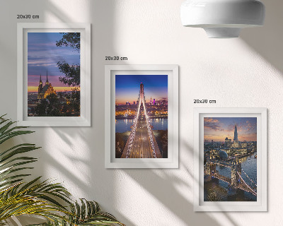 Conjunto de molduras com imagens Vistas da cidade com pontes e pôr do sol.