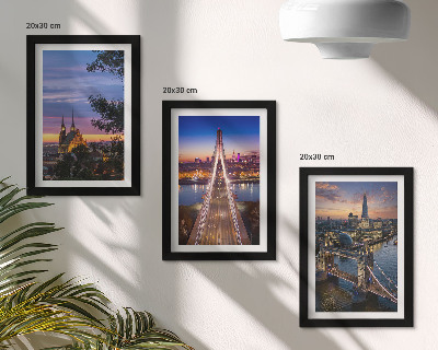 Conjunto de molduras com imagens Vistas da cidade com pontes e pôr do sol.