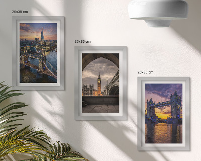 Tríptico com moldura Vistas da cidade com pontes e torres de relógio.