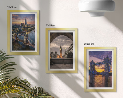 Tríptico com moldura Vistas da cidade com pontes e torres de relógio.