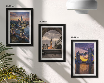 Tríptico com moldura Vistas da cidade com pontes e torres de relógio.