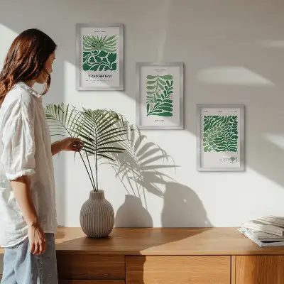 Conjunto de 3 quadros decorativos com estampas de folhas e plantas em diversos formatos