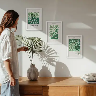 Conjunto de 3 quadros decorativos com estampas de folhas e plantas em diversos formatos