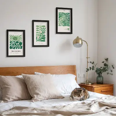 Conjunto de 3 quadros decorativos com estampas de folhas e plantas em diversos formatos
