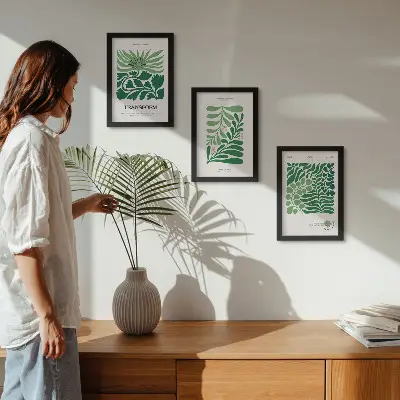 Conjunto de 3 quadros decorativos com estampas de folhas e plantas em diversos formatos