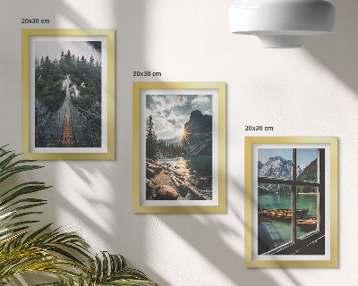 Conjunto de 3 quadros decorativos Ponte no lago da floresta com barcos e vista para a montanha.