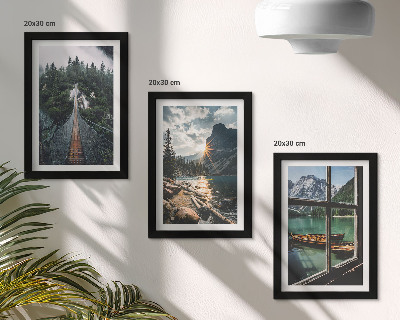 Conjunto de 3 quadros decorativos Ponte no lago da floresta com barcos e vista para a montanha.
