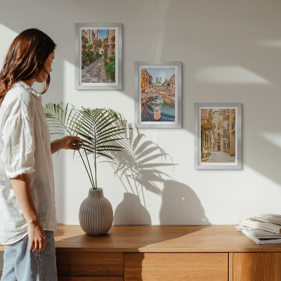 Conjunto de molduras com imagens Ruas encantadoras e fontes em uma arquitetura pitoresca.