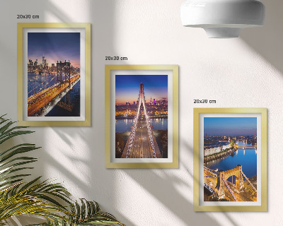 Tríptico com moldura Vistas noturnas de cidades com pontes e rios.