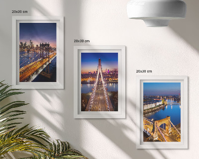 Tríptico com moldura Vistas noturnas de cidades com pontes e rios.