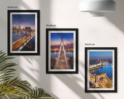 Tríptico com moldura Vistas noturnas de cidades com pontes e rios.