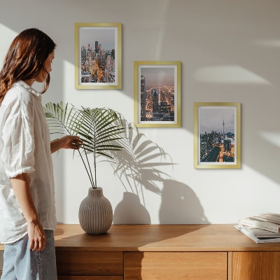 Conjunto de 3 quadros decorativos Vista noturna da cidade com arranha-céus e luzes.