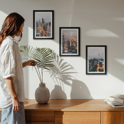 Conjunto de 3 quadros decorativos Vista noturna da cidade com arranha-céus e luzes.