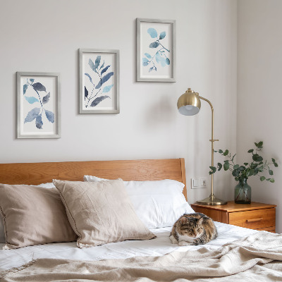 Tríptico com moldura Folhas azuis sobre fundo claro, estilo aquarela.