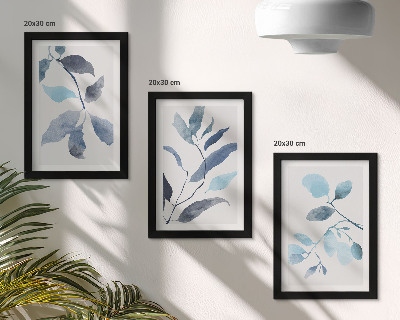 Tríptico com moldura Folhas azuis sobre fundo claro, estilo aquarela.