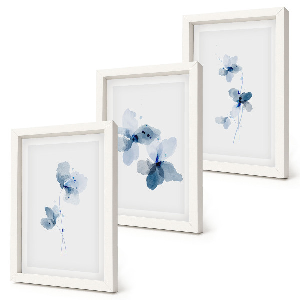 Conjunto de 3 quadros decorativos Flores em tons de azul sobre um fundo claro.