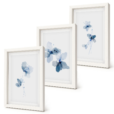 Conjunto de 3 quadros decorativos Flores em tons de azul sobre um fundo claro.