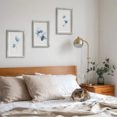 Conjunto de 3 quadros decorativos com estampa de flores em tons de azul sobre fundo claro