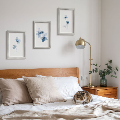 Conjunto de 3 quadros decorativos Flores em tons de azul sobre um fundo claro.