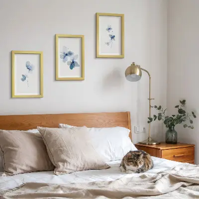 Conjunto de 3 quadros decorativos com estampa de flores em tons de azul sobre fundo claro