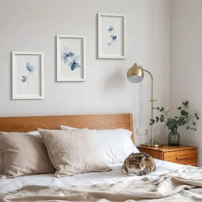 Conjunto de 3 quadros decorativos com estampa de flores em tons de azul sobre fundo claro