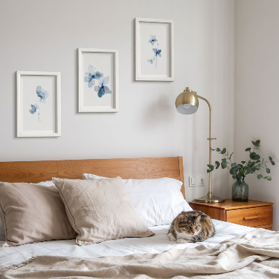 Conjunto de 3 quadros decorativos Flores em tons de azul sobre um fundo claro.