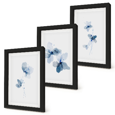 Conjunto de 3 quadros decorativos Flores em tons de azul sobre um fundo claro.