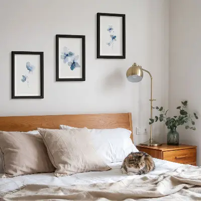 Conjunto de 3 quadros decorativos com estampa de flores em tons de azul sobre fundo claro