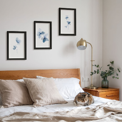 Conjunto de 3 quadros decorativos Flores em tons de azul sobre um fundo claro.