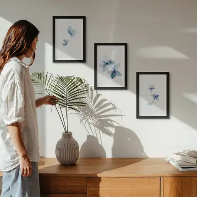 Conjunto de 3 quadros decorativos com estampa de flores em tons de azul sobre fundo claro
