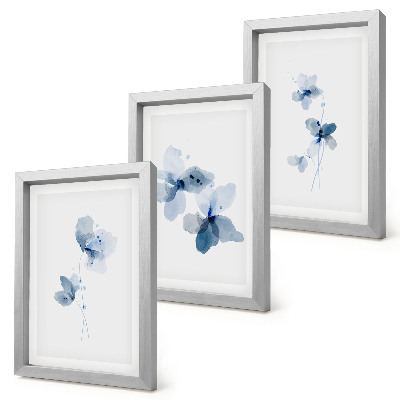 Conjunto de 3 quadros decorativos Flores em tons de azul sobre um fundo claro.