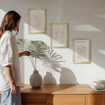 Tríptico com moldura Silhuetas lineares de mulheres em pôsteres minimalistas.