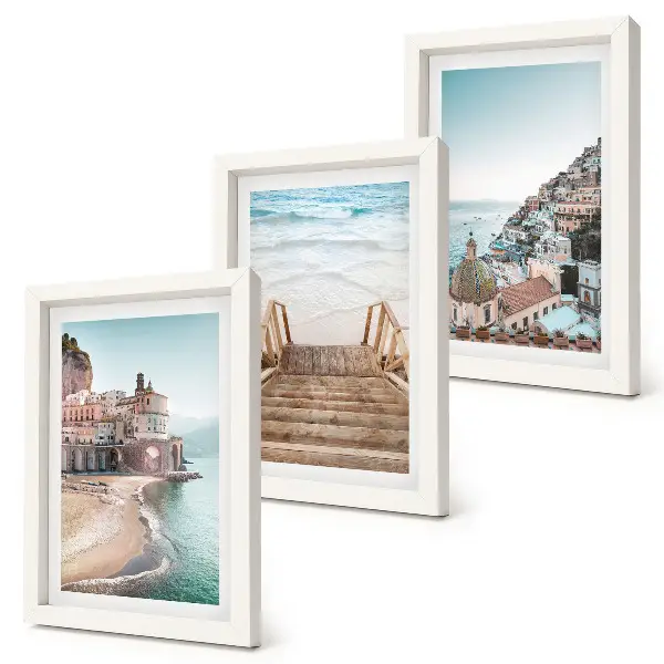 Conjunto de 3 quadros decorativos com vistas de arquitetura litorânea e praias em tons pastel de verão