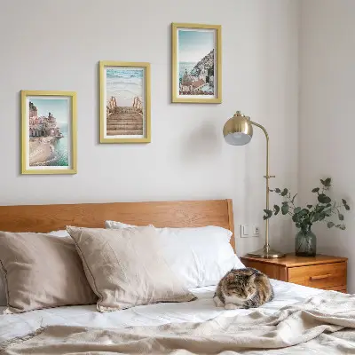 Conjunto de 3 quadros decorativos com vistas de arquitetura litorânea e praias em tons pastel de verão