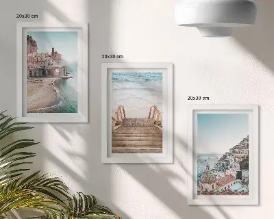 Conjunto de 3 quadros decorativos com vistas de arquitetura litorânea e praias em tons pastel de verão
