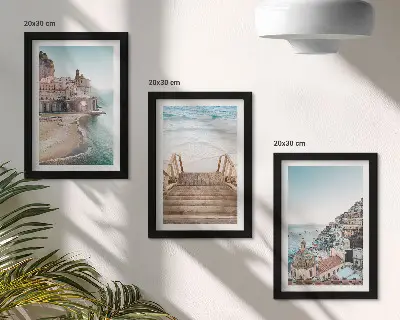 Conjunto de 3 quadros decorativos com vistas de arquitetura litorânea e praias em tons pastel de verão