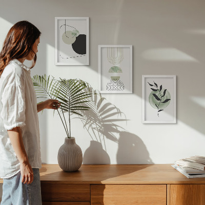 Conjunto de molduras com imagens Formas abstratas e motivos vegetais em verde.