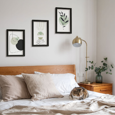 Conjunto de molduras com imagens Formas abstratas e motivos vegetais em verde.