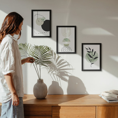 Conjunto de molduras com imagens Formas abstratas e motivos vegetais em verde.