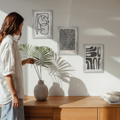 Tríptico com moldura Padrões abstratos com linhas e texturas sobre um fundo claro.